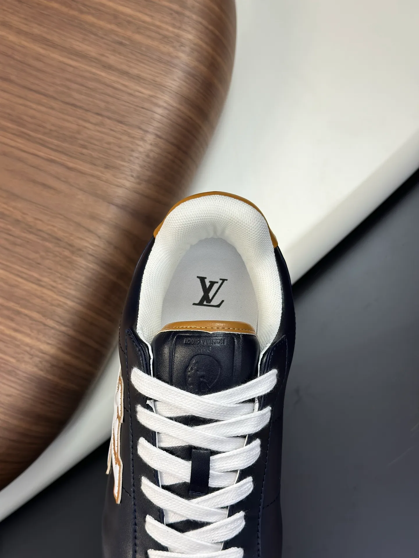 Factory direct sale ¥700💰Full set of packaging💰Top version LV-Louis Vuitton-Classic catwalk new style 1:1 developed replica of the original version! ! The upper foot is very comfortable. It is made of luxurious materials and fine workmanship. The midsole is printed with English letters "Made in Europe". The upper is made of calfskin imported from Italy. The side is decorated with the brand's LOGO and signature. The latest latex foot pads and mesh lining make the foot feel super comfortable. The original two-color TPU combination outsole is specially provided by the original factory. Bag technology Goodyear stitched edges Fabric: Exclusive custom first-layer cowhide Accessories: Exclusive private model Vuitton logo, lining: Customized silk mesh lining - first-layer silk cowhide lining Outsole: TPU combination outsole wear-resistant, non-slip and anti-yellowing Foot pads: new latex pads-mesh sweat-absorbent Counter technology: fully computerized sewing machine wire drawing Toe box back cover Hot and cold shaping Full set of pull-top last with medium and low logo pattern Counter packaging - Shoelaces, certificates, cards, instructions, certificates of quality, dust bags, the most comprehensive packaging on the Internet, men's size 339-44 (38/45 custom-made, non-refundable!